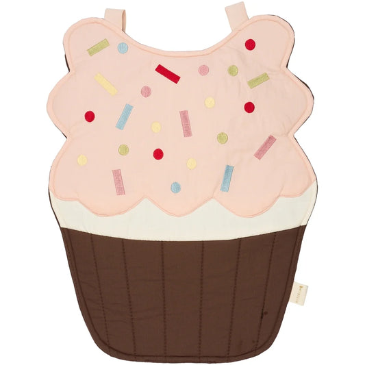 Gør legen ekstra sød med Fabelabs fine Cup Cake-udklædning! 🍰 Det festlige kostume indbyder til fantasifuld leg, sjove rollelege og masser af kreative eventyr. Perfekt til små børn, der elsker at klæde sig ud og lade fantasien få frit spil – både til fastelavn, temafester og hyggelige legestunder derhjemme.