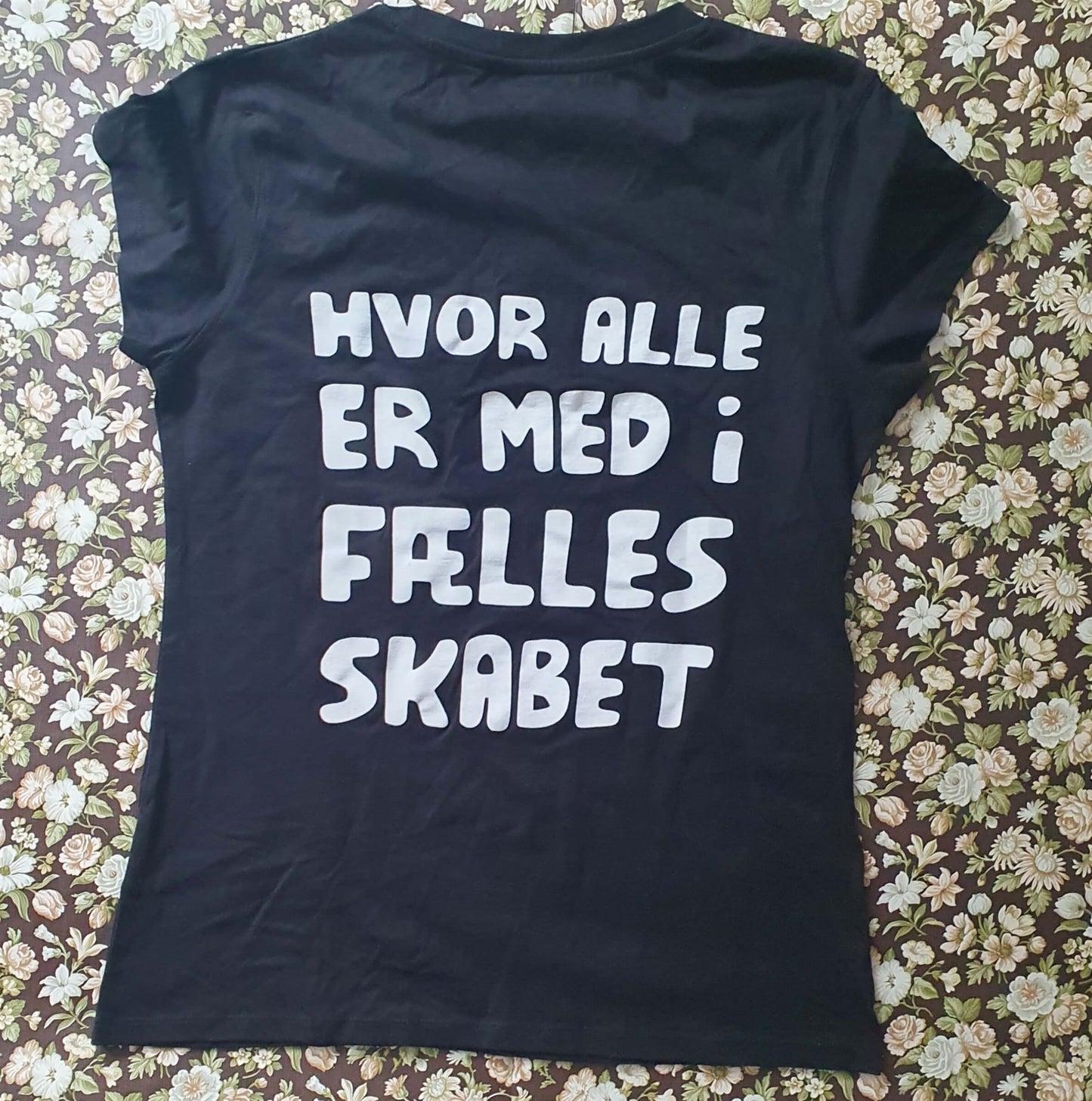 Settlementet T-shirt Alle er en del af fællesskabet